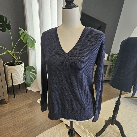 A&F waffle knit vneck sweater - Picture 2 of 6